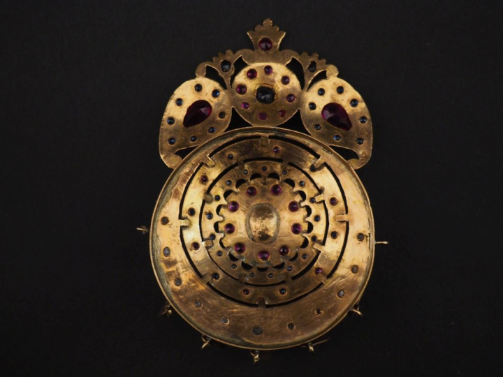 Important pendentif en or jaune 750, à décor ajouré, serti de pierres 