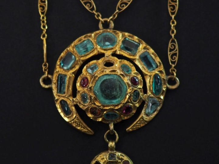 Collier en or jaune 750, à décor de maillons ovales ajourés et filigra