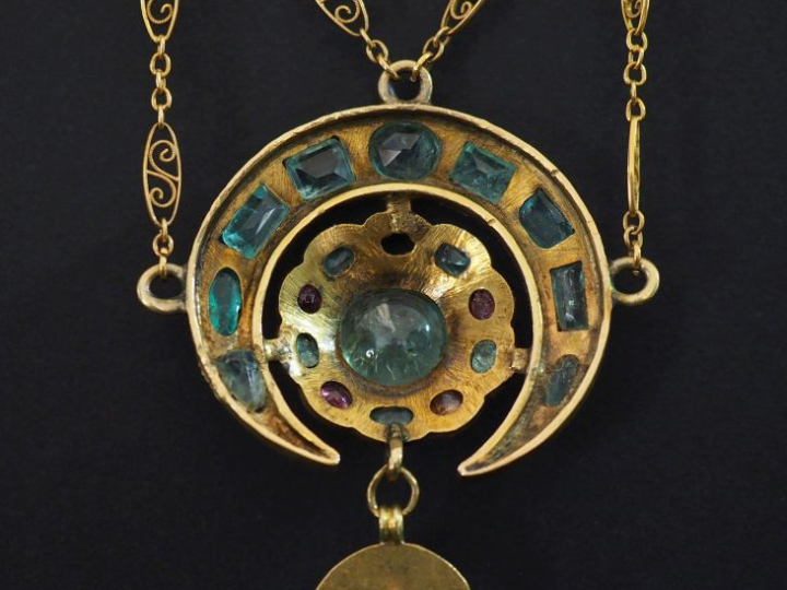 Collier en or jaune 750, à décor de maillons ovales ajourés et filigra