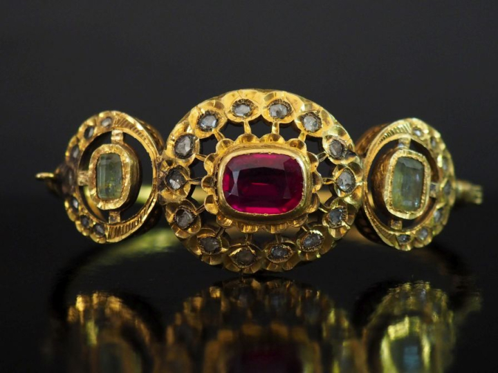 Bracelet jonc en or jaune 585 (?), à décor de trois médaillons ajourés