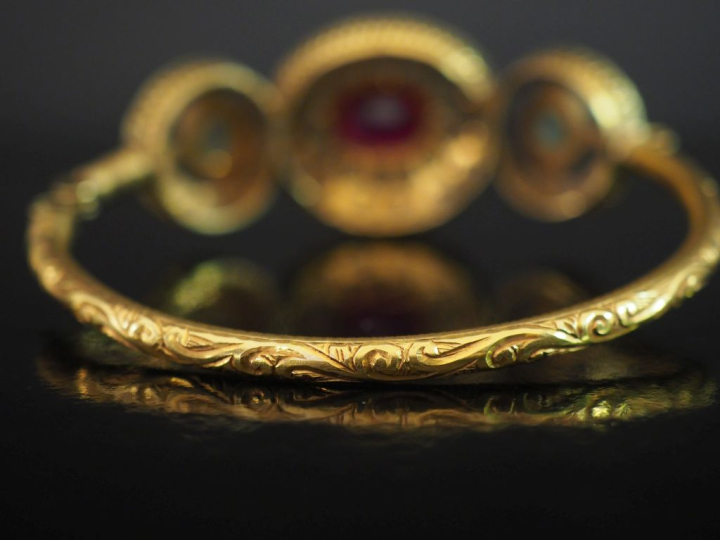 Bracelet jonc en or jaune 585 (?), à décor de trois médaillons ajourés