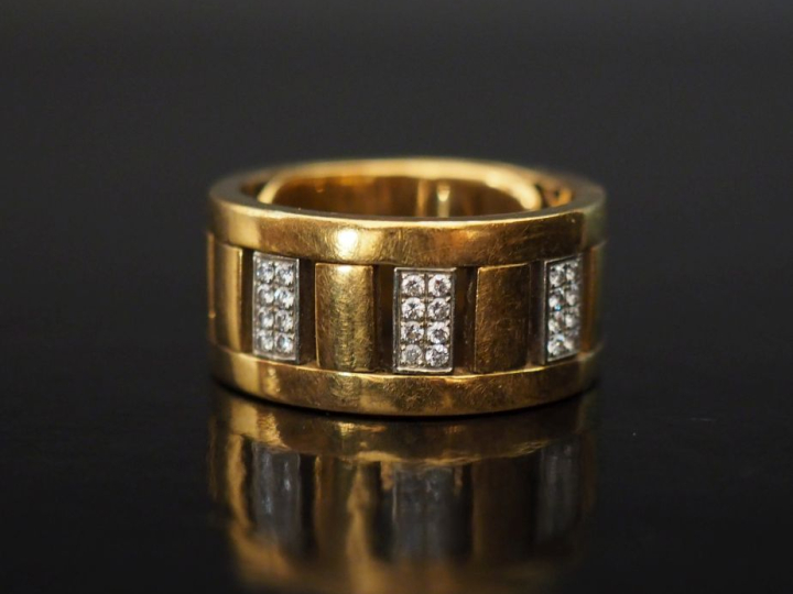 Ravissante bague bandeau ajourée en or jaune 750, agrémentée de six li