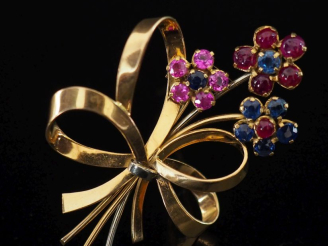 Vente aux enchères Broche en or 750 et pierres de couleurs en forme de bouquet de fleurs 