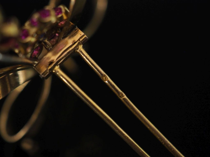 Broche en or 750 et pierres de couleurs en forme de bouquet de fleurs 