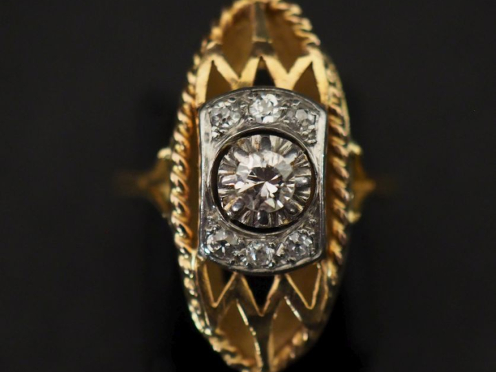 Bague de forme marquise en or jaune 750, à décor ajouré et sertie en s