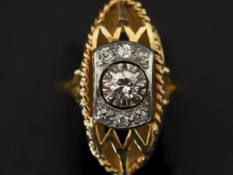 Vente aux enchères Bague de forme marquise en or jaune 750, à décor ajouré et sertie en s