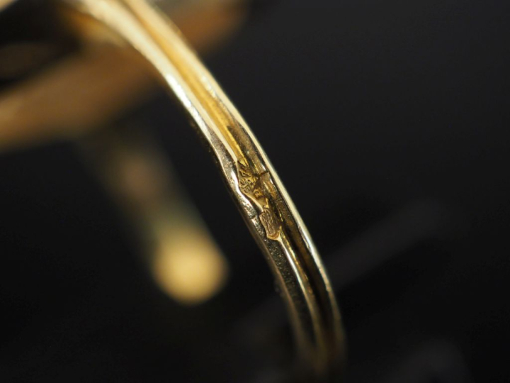 Bague de forme marquise en or jaune 750, à décor ajouré et sertie en s