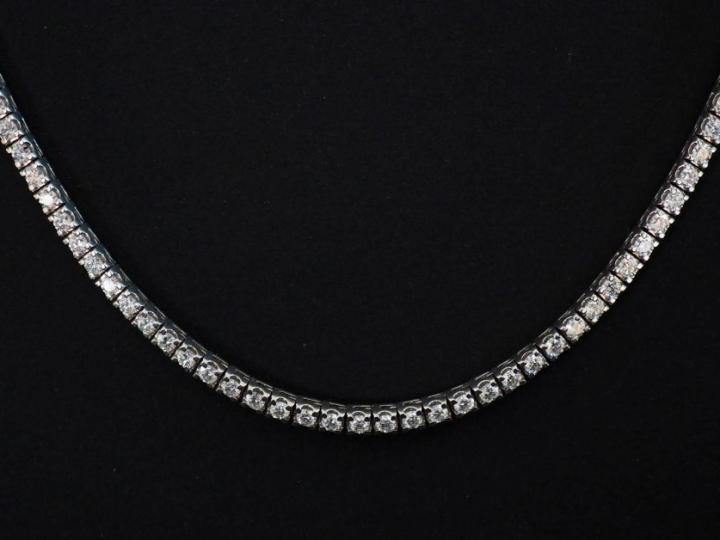 Collier souple en or blanc 750, serti d'une ligne de 93 petits diamant