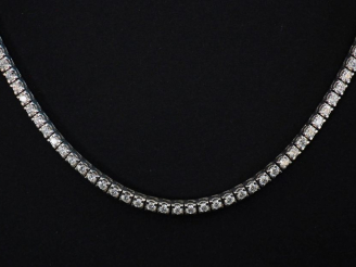 Vente aux enchères Collier souple en or blanc 750, serti d'une ligne de 93 petits diamant