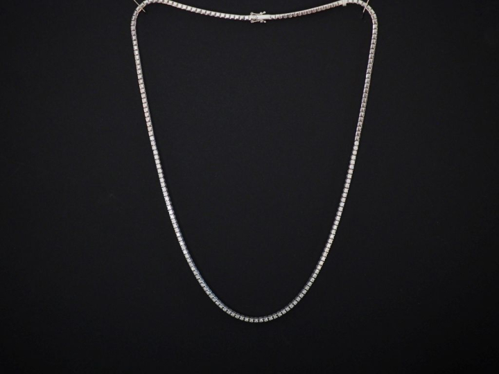 Collier souple en or blanc 750, serti d'une ligne de 93 petits diamant
