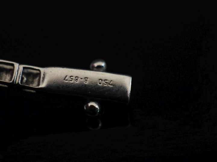 Collier souple en or blanc 750, serti d'une ligne de 93 petits diamant