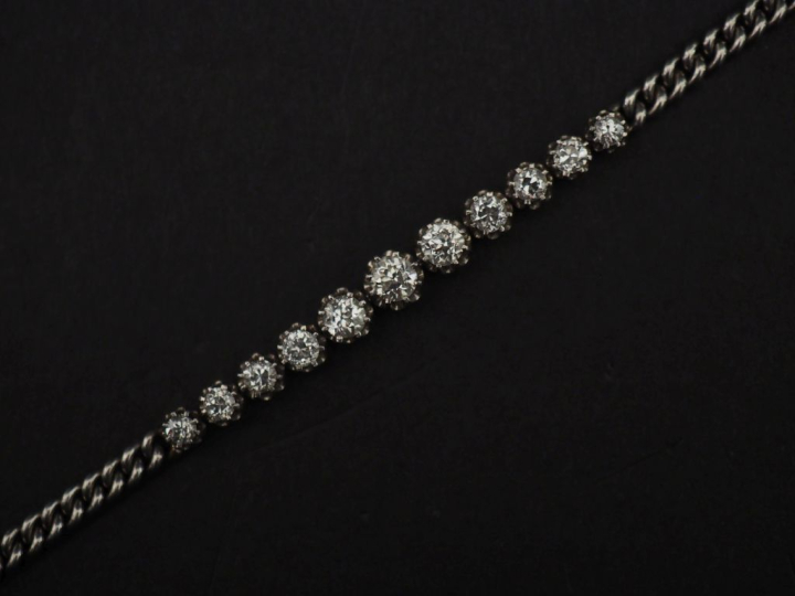 Bracelet souple en or blanc 750, sertie en son centre d'une ligne de o