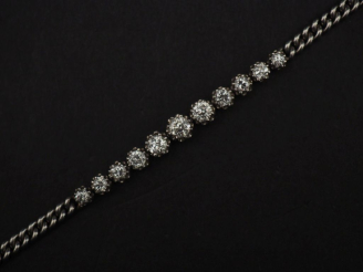 Vente aux enchères Bracelet souple en or blanc 750, sertie en son centre d'une ligne de o