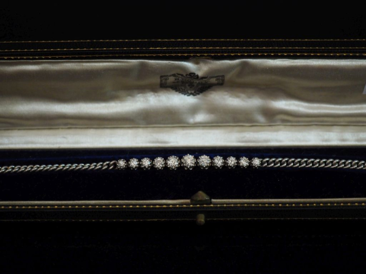 Bracelet souple en or blanc 750, sertie en son centre d'une ligne de o