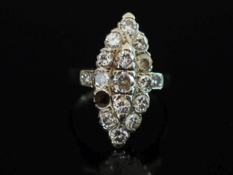 Vente aux enchères Bague de forme marquise en or blanc 750, sertie de diamants taille anc