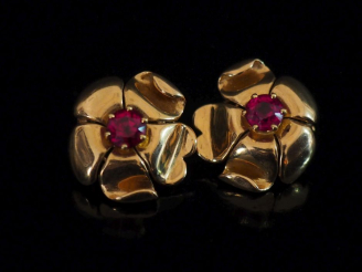 Vente aux enchères Paire de perces oreilles en forme de fleur en or jaune 750, sertis en 