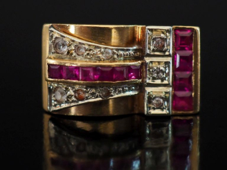 Vente aux enchères Bague tank de style 1940 en or jaune 750, sertie de pierres fantaisie.