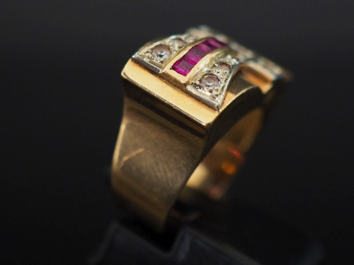 Bague tank de style 1940 en or jaune 750, sertie de pierres fantaisie.