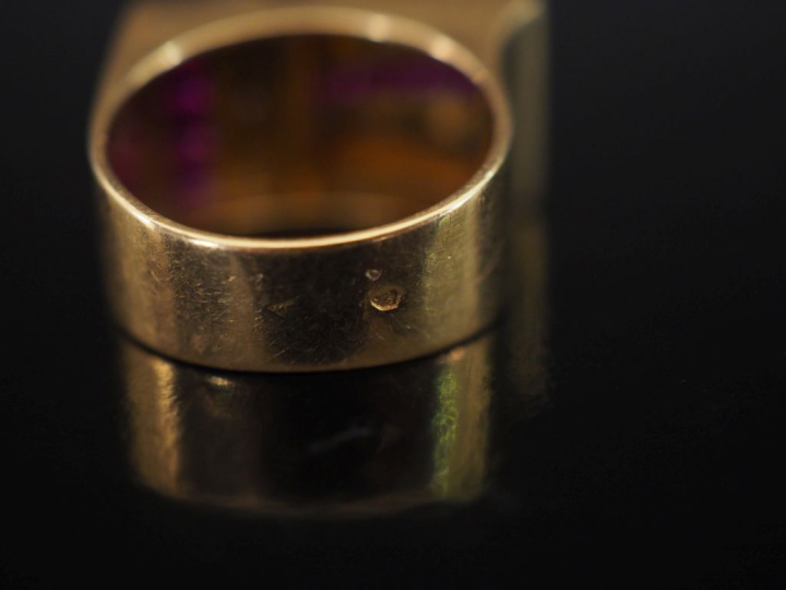 Bague tank de style 1940 en or jaune 750, sertie de pierres fantaisie.