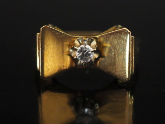 Vente aux enchères Bague nœud en or jaune 750, sertie en son centre d'une pierre à l'imit
