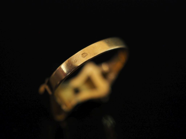 Bague nœud en or jaune 750, sertie en son centre d'une pierre à l'imit