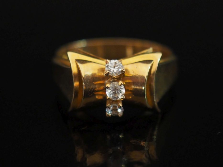 Bague de style 1940 en or jaune 750, sertie d'une ligne de trois petit