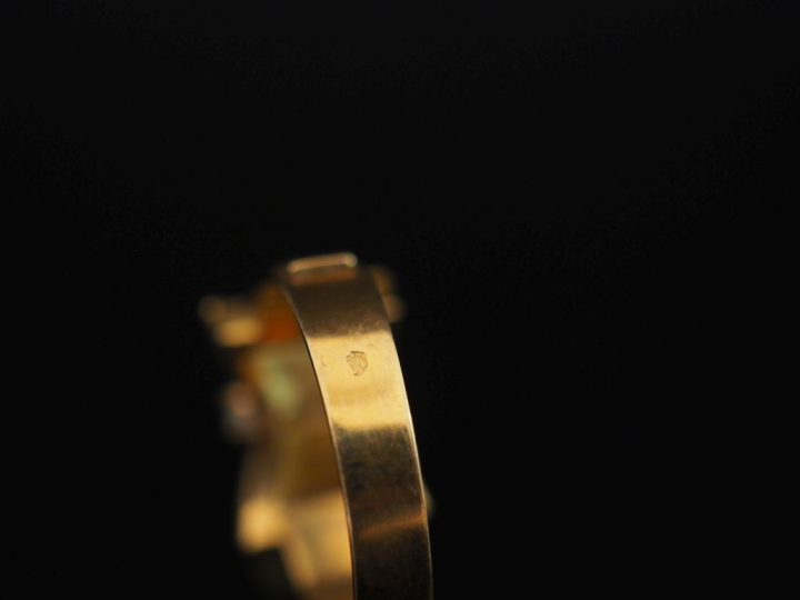 Bague de style 1940 en or jaune 750, sertie d'une ligne de trois petit