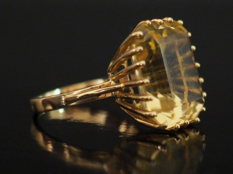 Vente aux enchères Bague en or jaune 750, sertie en son centre d'un quartz jaune.  TDD. 5