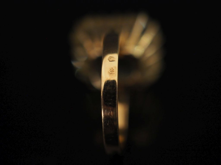 Bague en or jaune 750, sertie en son centre d'un quartz jaune.  TDD. 5