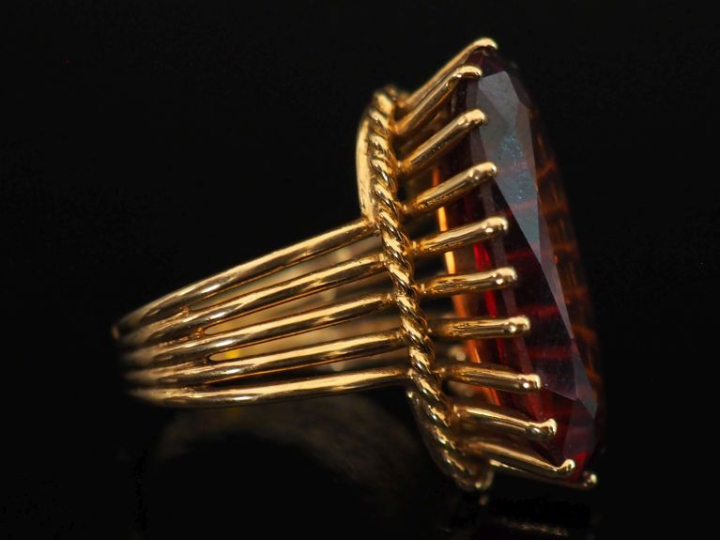 Bague de forme marquise en or jaune 750, sertie en son centre d'un qua