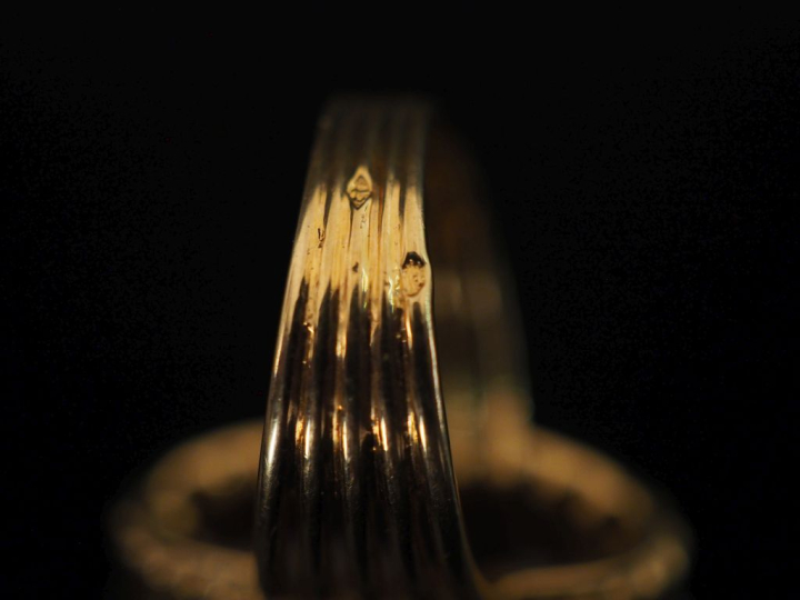 Bague de forme marquise en or jaune 750, sertie en son centre d'un qua