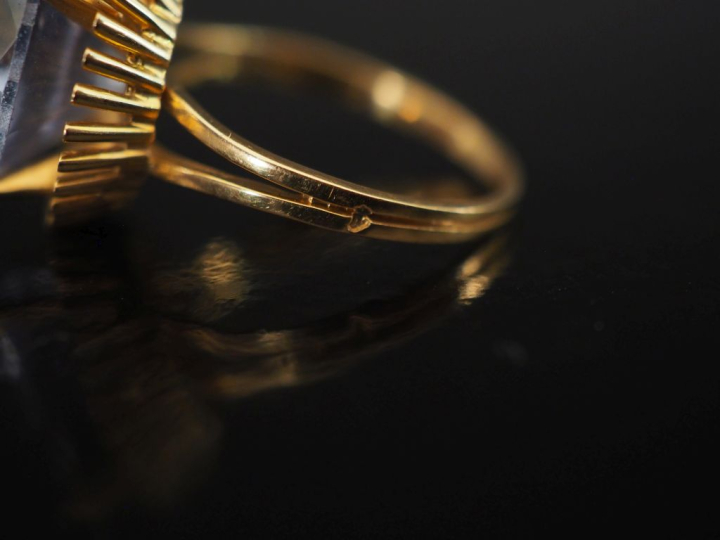 Bague en or jaune 750, sertie en son centre d'une pierre bleu ciel. Jo