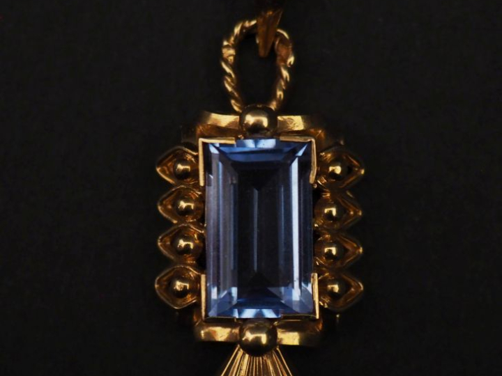 Pendentif de forme stylisée en or jaune 750, sertie en son centre d'un