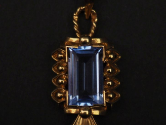 Vente aux enchères Pendentif de forme stylisée en or jaune 750, sertie en son centre d'un