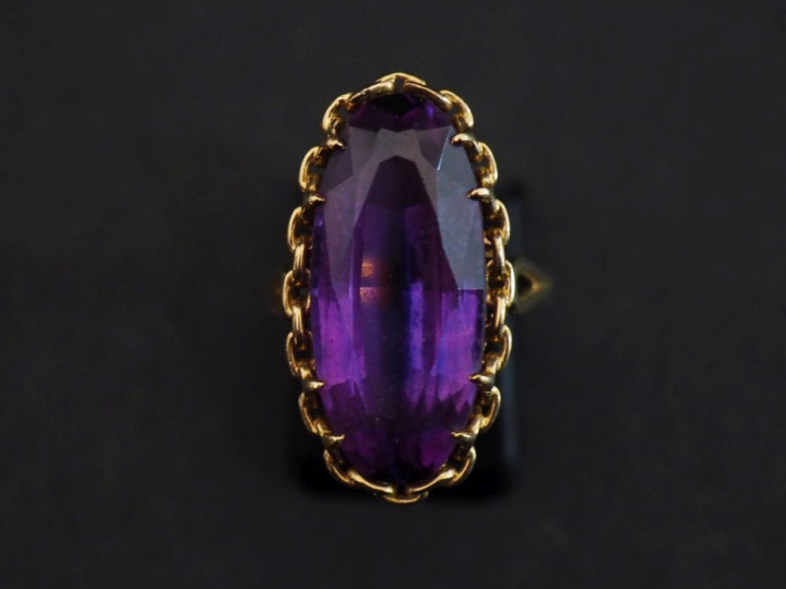 Bague de forme marquise en or jaune 750, sertie en son centre d'une pi