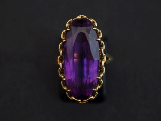 Vente aux enchères Bague de forme marquise en or jaune 750, sertie en son centre d'une pi