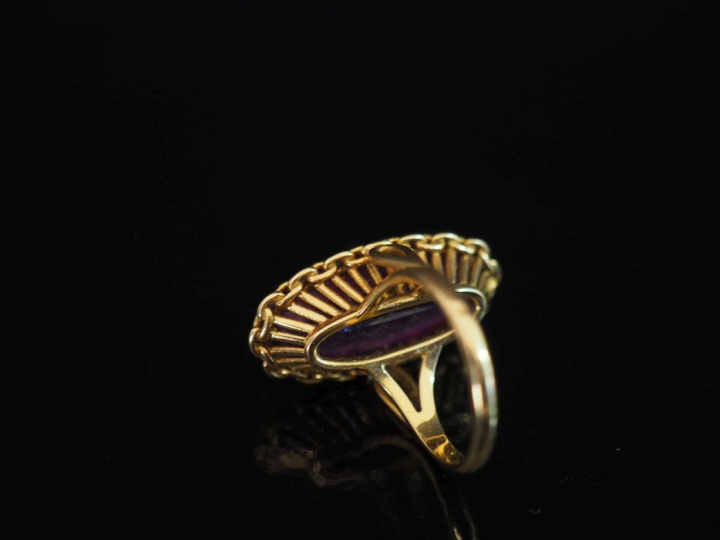 Bague de forme marquise en or jaune 750, sertie en son centre d'une pi