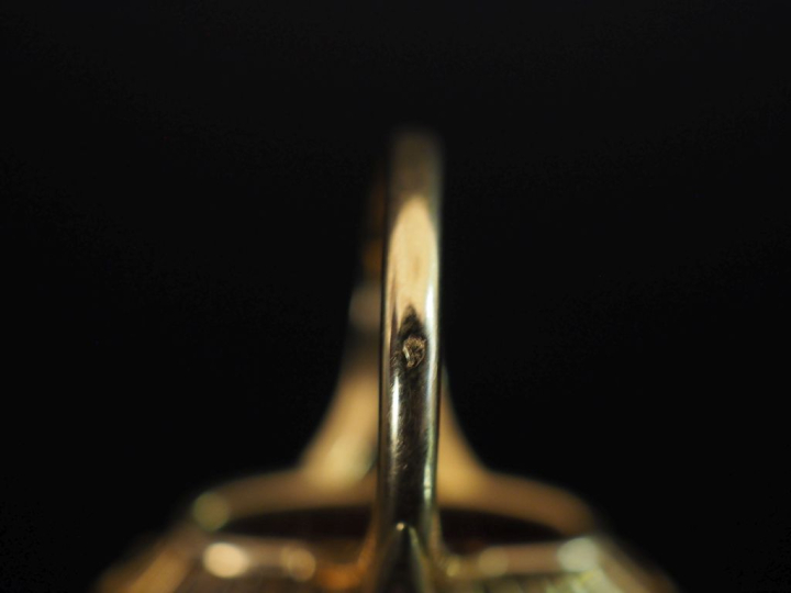 Bague de forme marquise en or jaune 750, sertie en son centre d'une pi