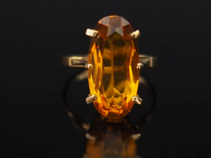 Bague en or jaune 750, sertie en son centre d'un quartz orange.  TDD. 