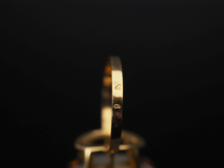 Bague en or jaune 750, sertie en son centre d'un quartz orange.  TDD. 