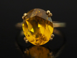 Vente aux enchères Petite bague en or jaune 750, sertie en son centre qu'un quartz jaune.