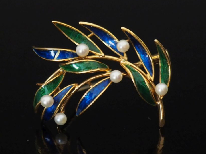 Broche en forme de fougère en or jaune 750, rehaussée d'émail vert et 