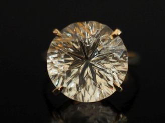 Vente aux enchères Bague en or jaune 750, sertie en son centre d'une pierre jaune pâle.  