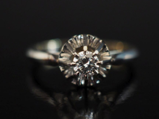 Vente aux enchères Bague de forme solitaire en or blanc 750, sertie en son centre d'un di