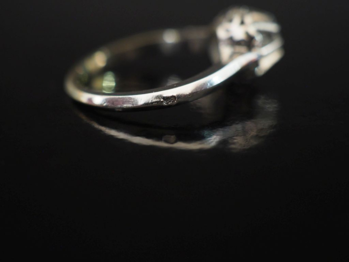 Bague de forme solitaire en or blanc 750, sertie en son centre d'un di