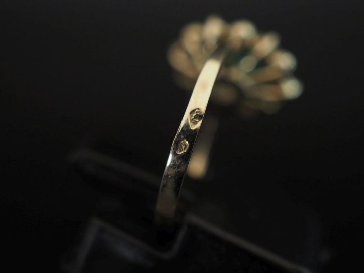 Bague de forme marguerite en or blanc 750, sertie en son centre d'une 