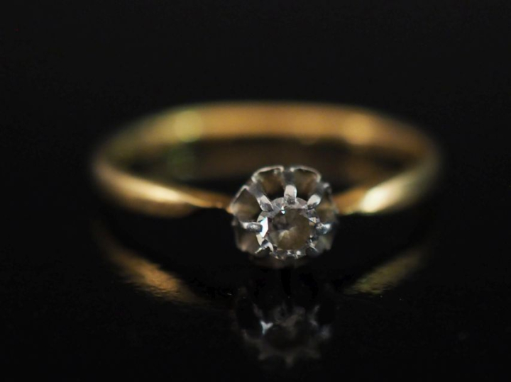 Petite bague de forme solitaire en or jaune 750, sertie en son centre 