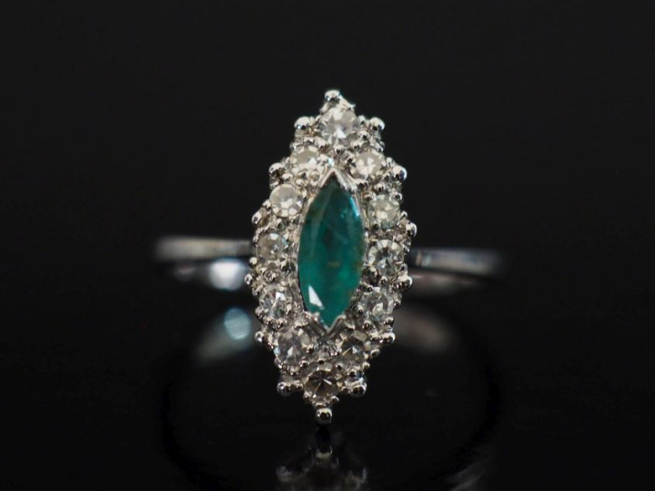 Petite bague de forme marquise en or blanc 750, sertie en son centre d