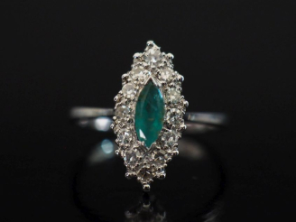 Vente aux enchères Petite bague de forme marquise en or blanc 750, sertie en son centre d