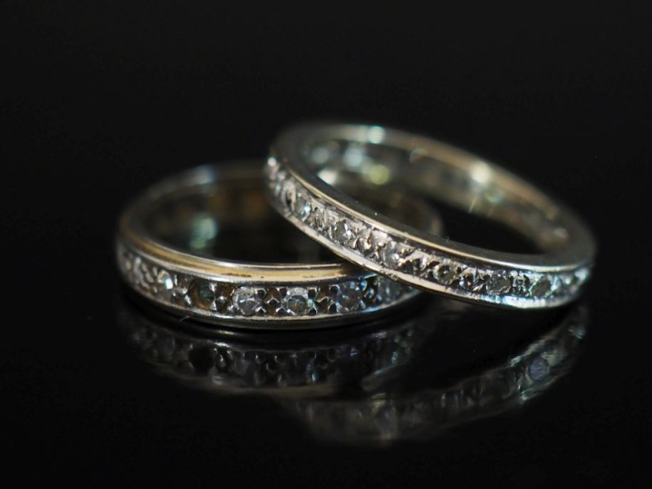 Ensemble comprenant deux différentes alliances américaines en or blanc